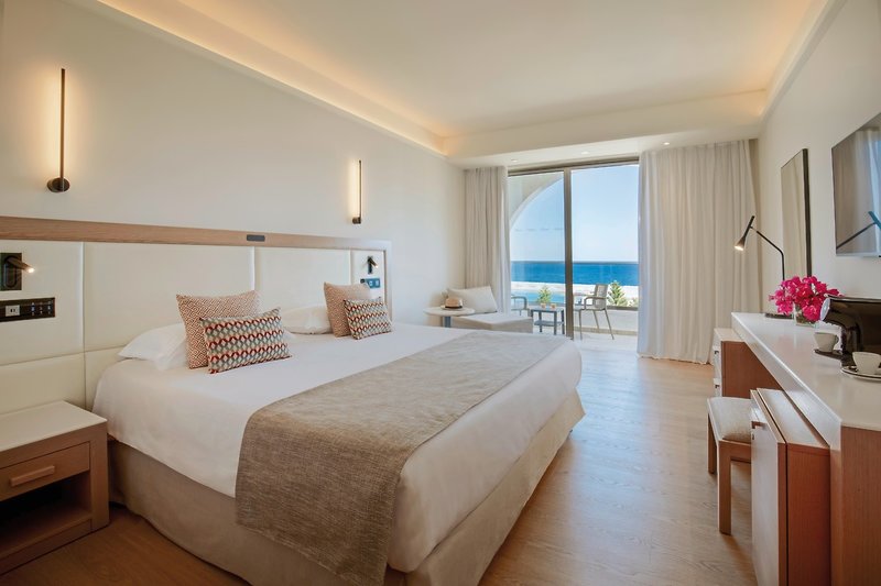 The Golden Coast Beach Hotel 3