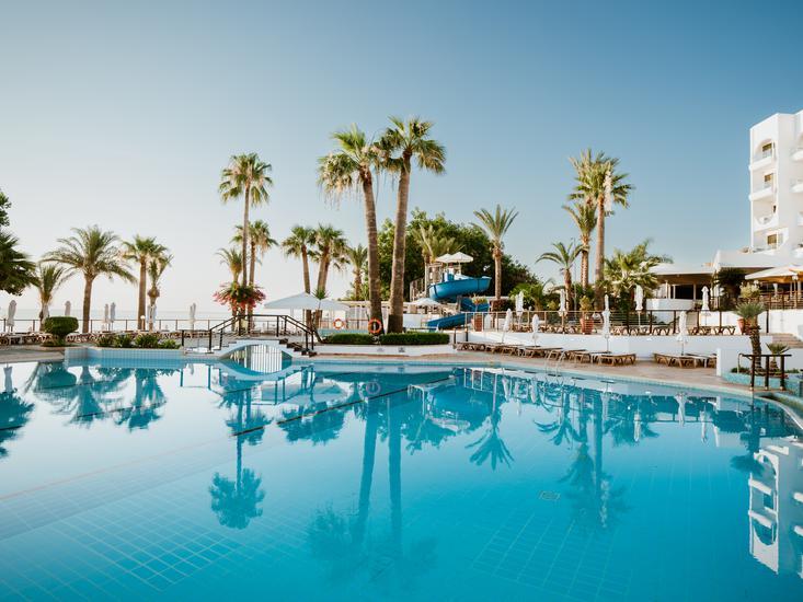 The Golden Coast Beach Hotel 5