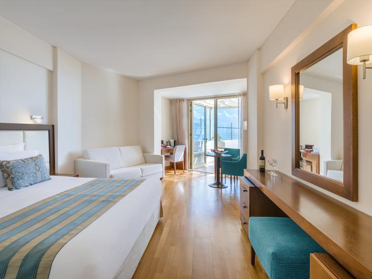 The Golden Bay Beach Hotel 10