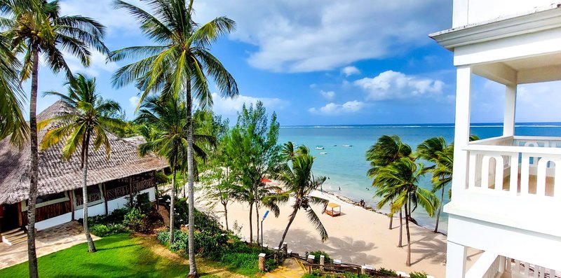 PrideInn Paradise Beach Resort 4