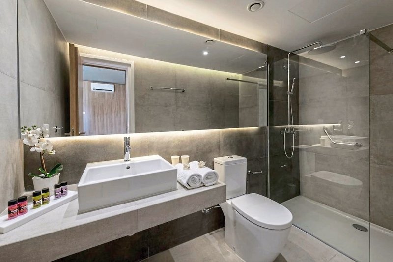 Malama Beach Holiday Village 8 - Bathroom Example