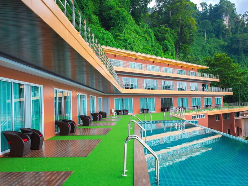 Phi Phi Cliff Beach Resort 13