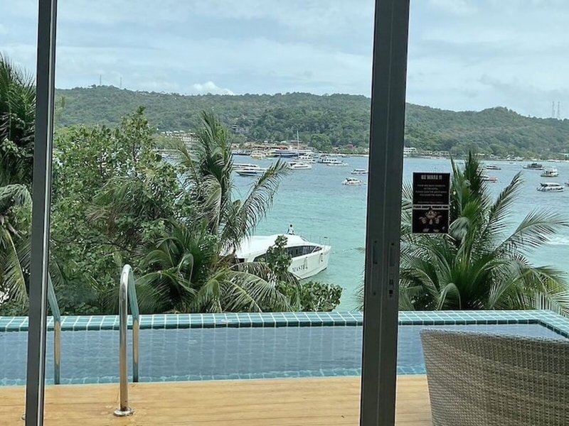Phi Phi Cliff Beach Resort 17