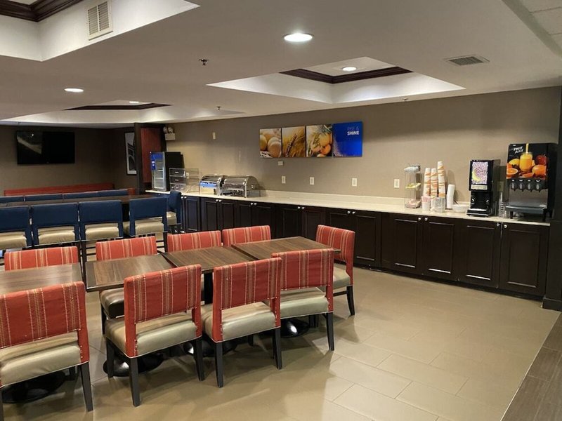 Comfort Suites Newark - Harrison 16