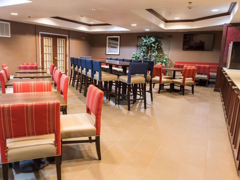 Comfort Suites Newark - Harrison 19