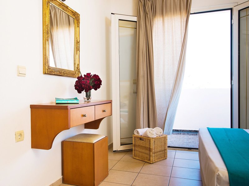 Yiannis Manos Hotel - Resort 36
