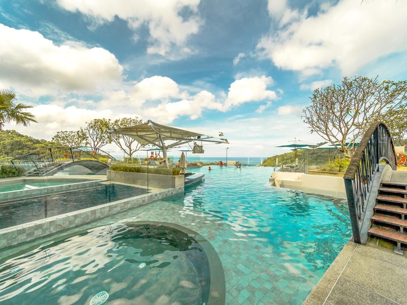 Crest Resort & Pool Villas 9