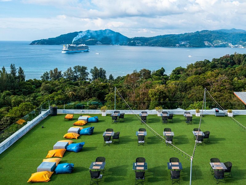 Crest Resort & Pool Villas 23