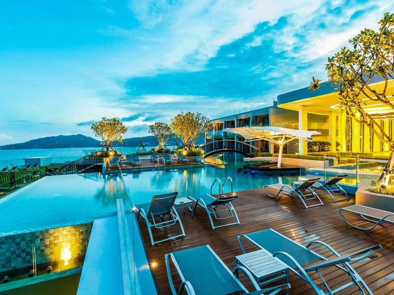 Crest Resort & Pool Villas 11