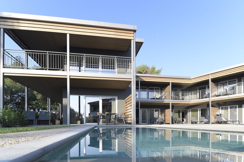 Blue Dolphin 12 - Exterior