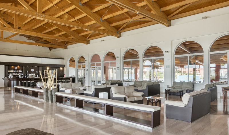 Aparthotel ILUNION Sancti Petri 6