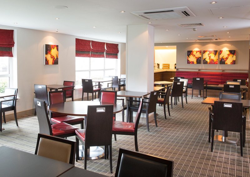 Holiday Inn Express Glasgow Airport 5