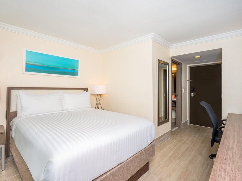 Holiday Inn Express & Suites Nassau 32