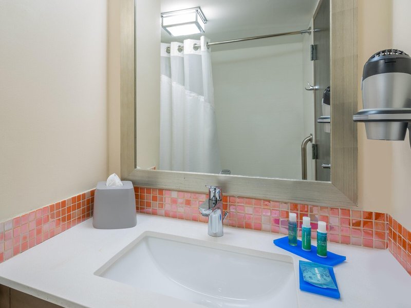 Holiday Inn Express & Suites Nassau 35