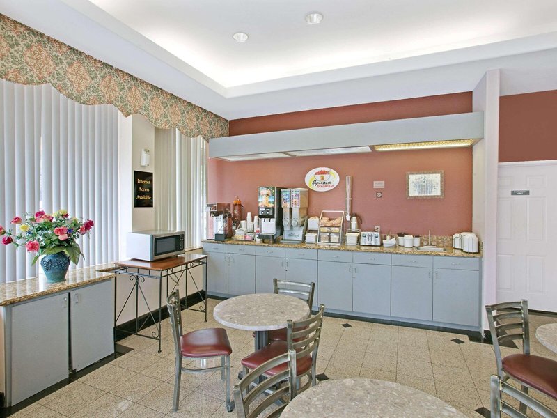 Super 8 by Wyndham Hollywood/LA Area 5