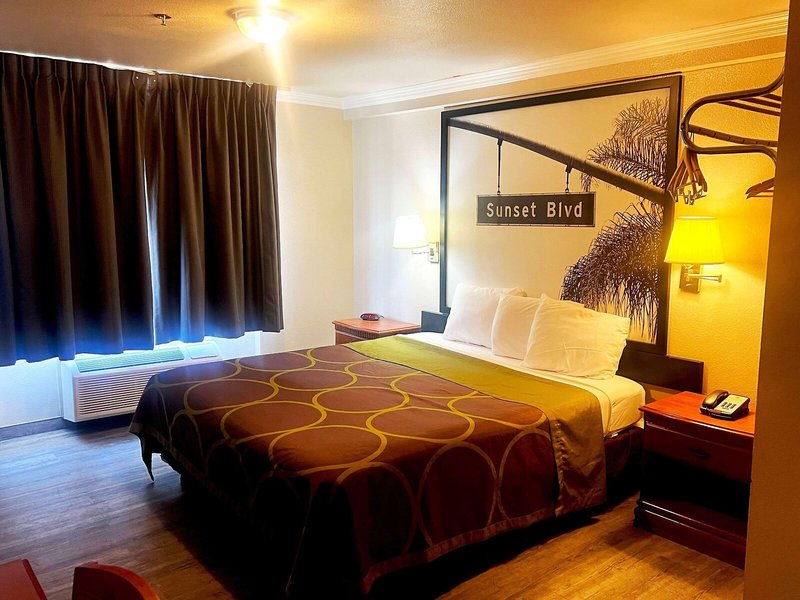 Super 8 by Wyndham Hollywood/LA Area 9