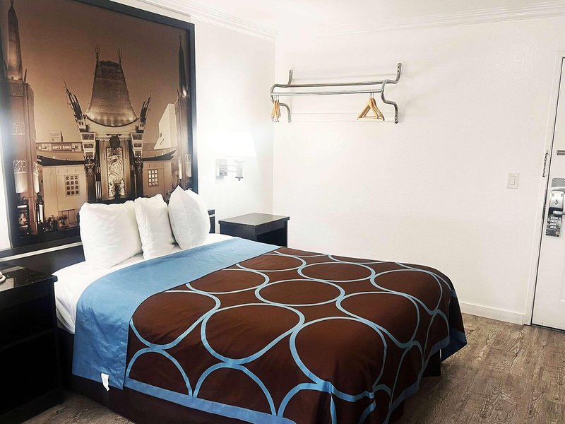 Super 8 by Wyndham Hollywood/LA Area 15