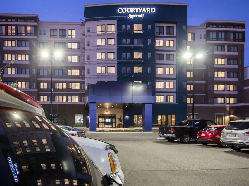 Courtyard Calgary South 3