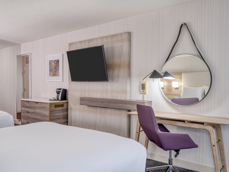 Crowne Plaza Indianapolis-Airport 24 - Room Example
