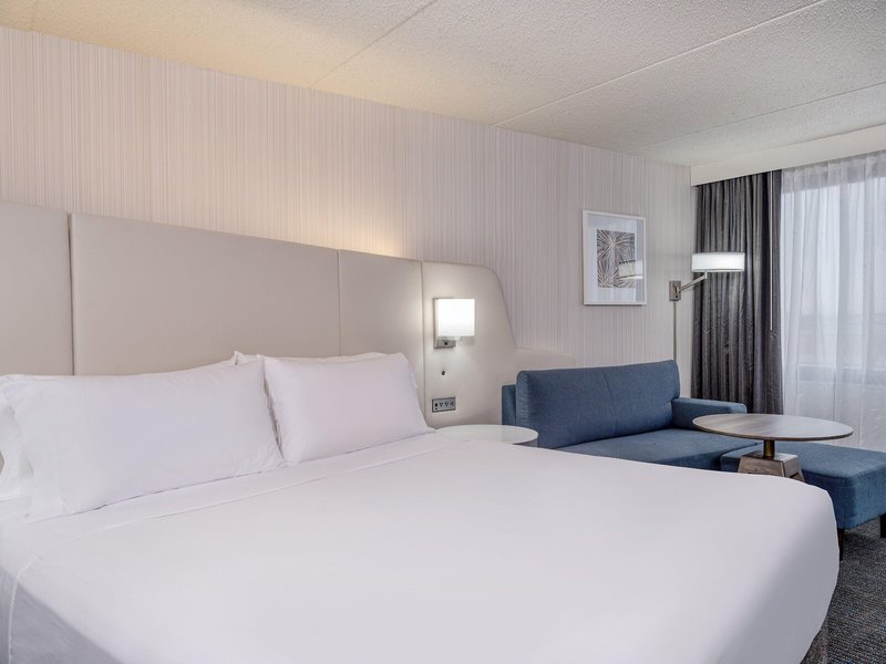 Crowne Plaza Indianapolis-Airport 27 - Room Example