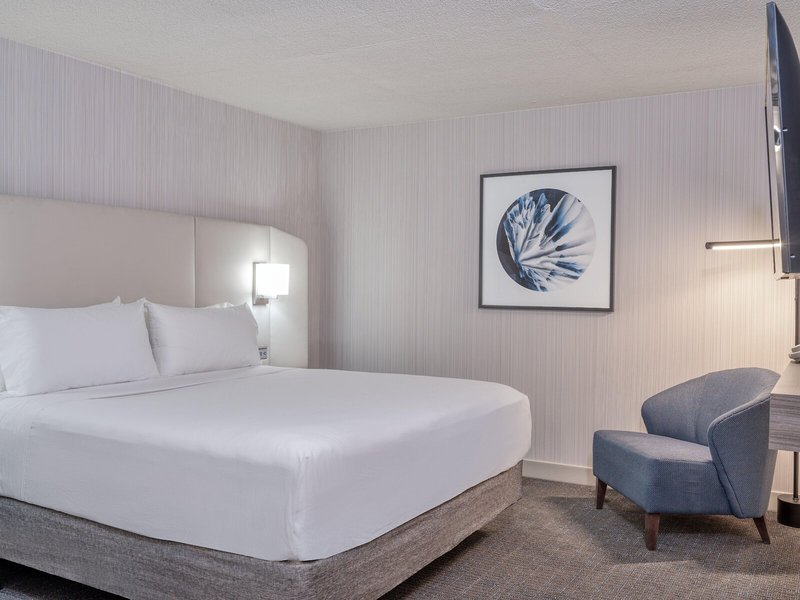 Crowne Plaza Indianapolis-Airport 29 - Room Example