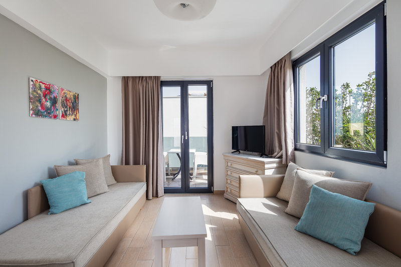 Golden Bay Hotel & Bungalows 6