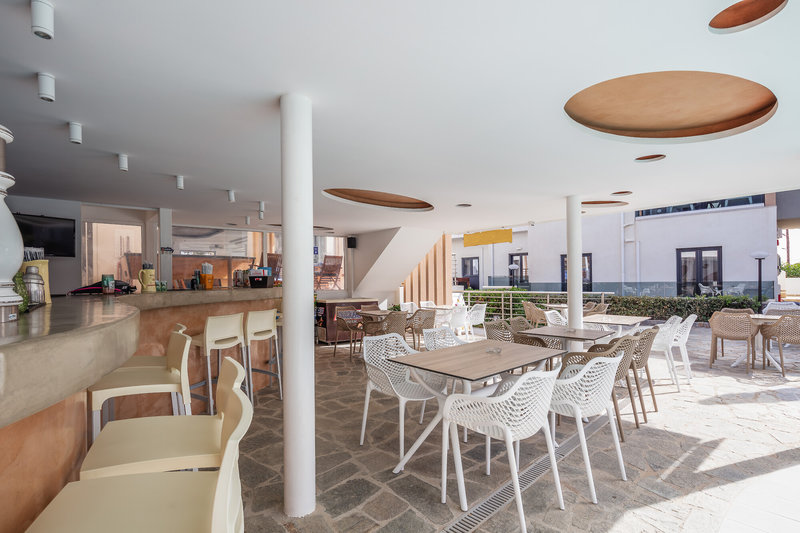 Golden Bay Hotel & Bungalows 8