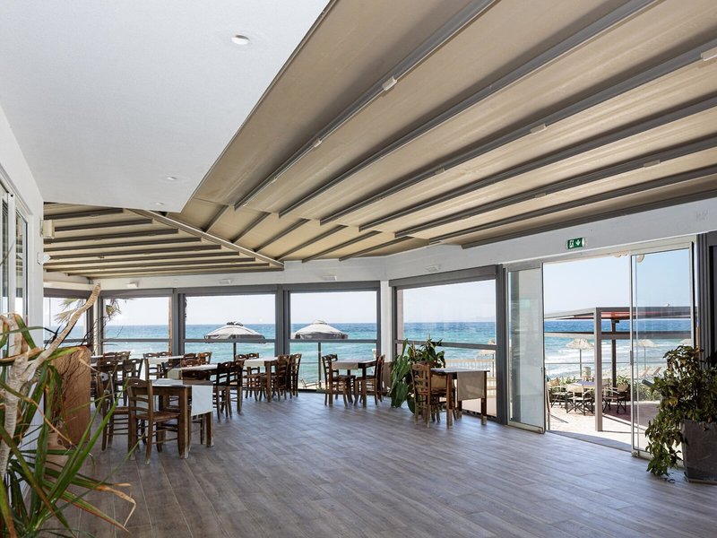 Golden Bay Hotel & Bungalows 32