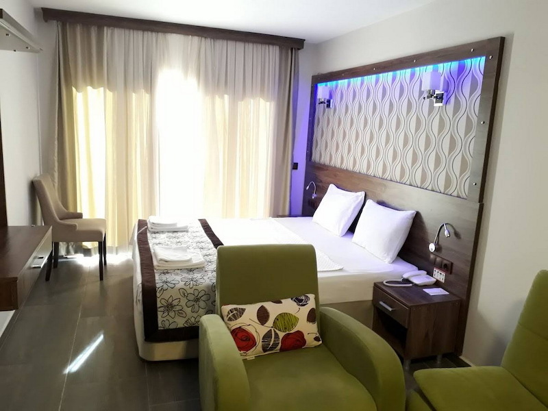 Dolphin Apart & Hotel 8