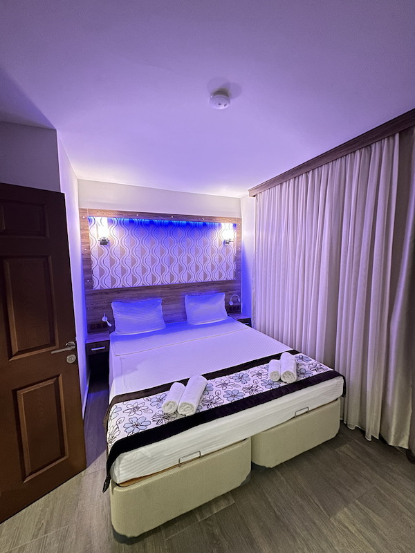 Dolphin Apart & Hotel 11