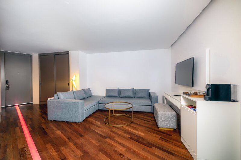 Nirvana Cosmopolitan 21