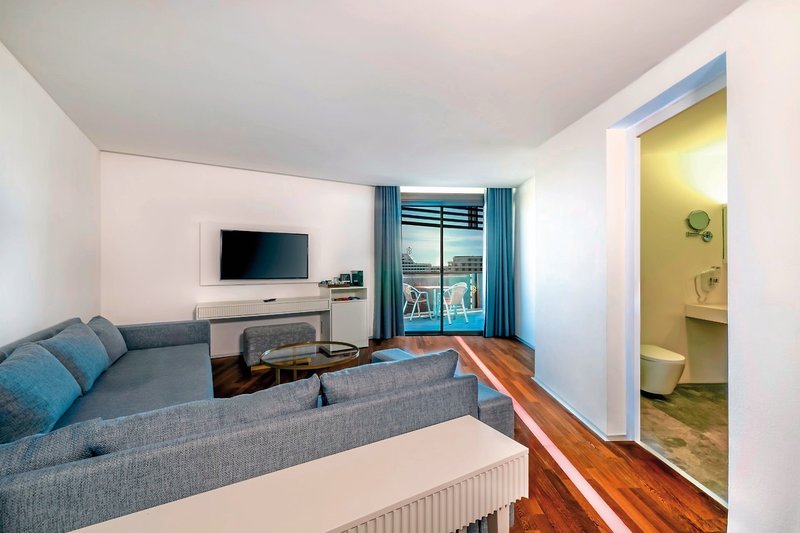 Nirvana Cosmopolitan 7