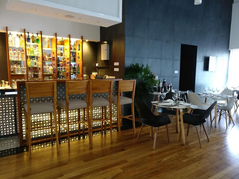 Ocean Edge Suites & Hotel Colombo 8
