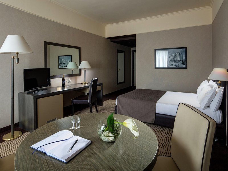 Holiday Inn Eur Parco dei Medici 40