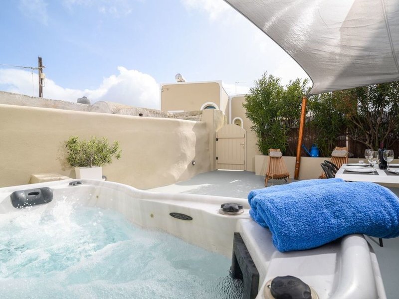 Suite Home Santorini 8