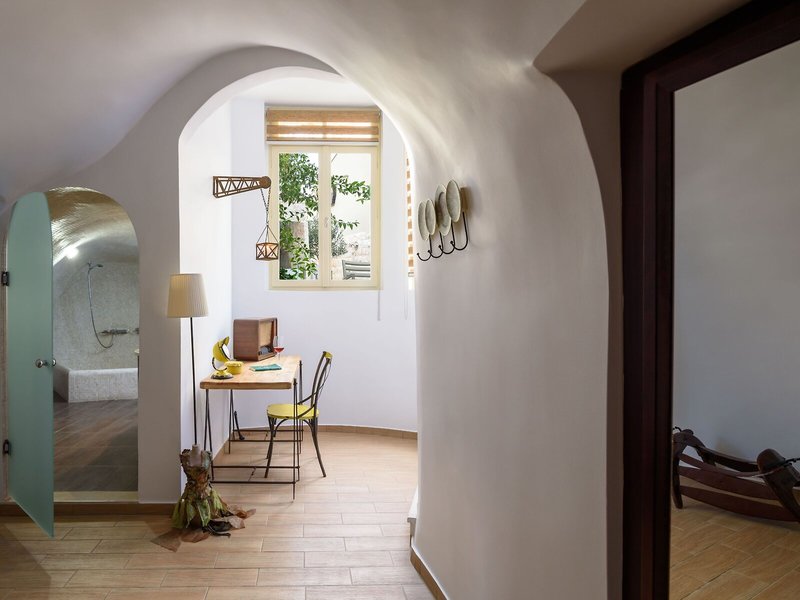 Suite Home Santorini 10