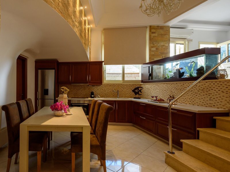 Suite Home Santorini 13