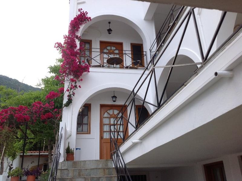 Travlos Studios 5 - Exterior