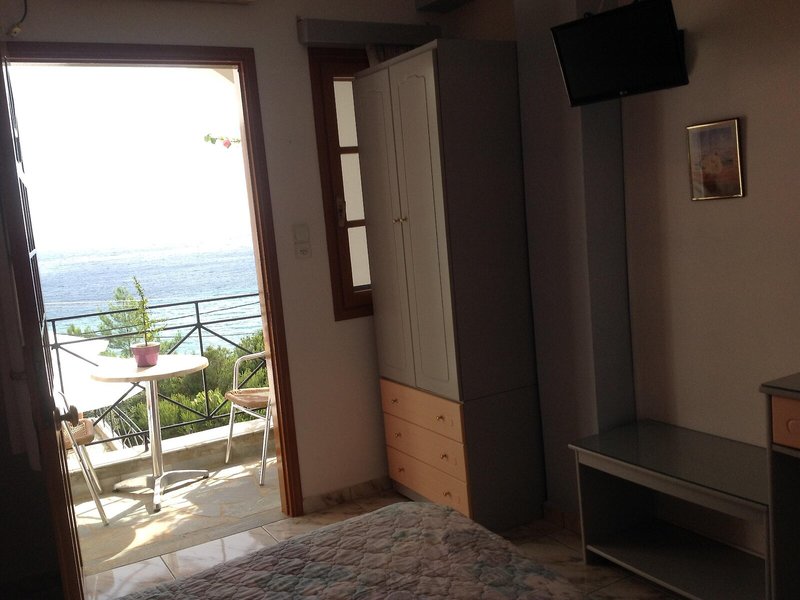 Travlos Studios 25 - Room Example