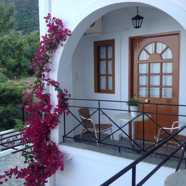 Travlos Studios 35 - Exterior