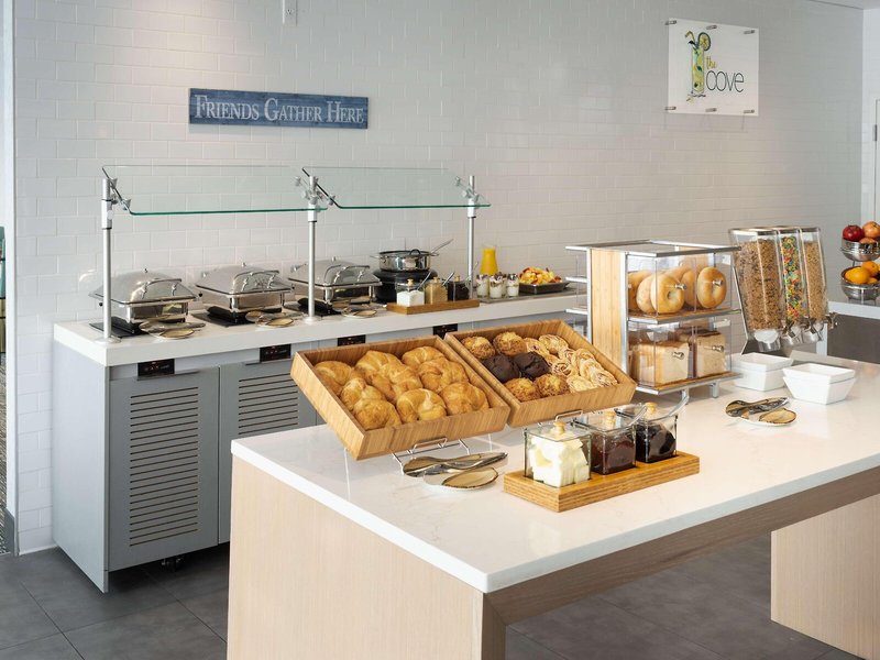 DoubleTree by Hilton Miami North I-95 6