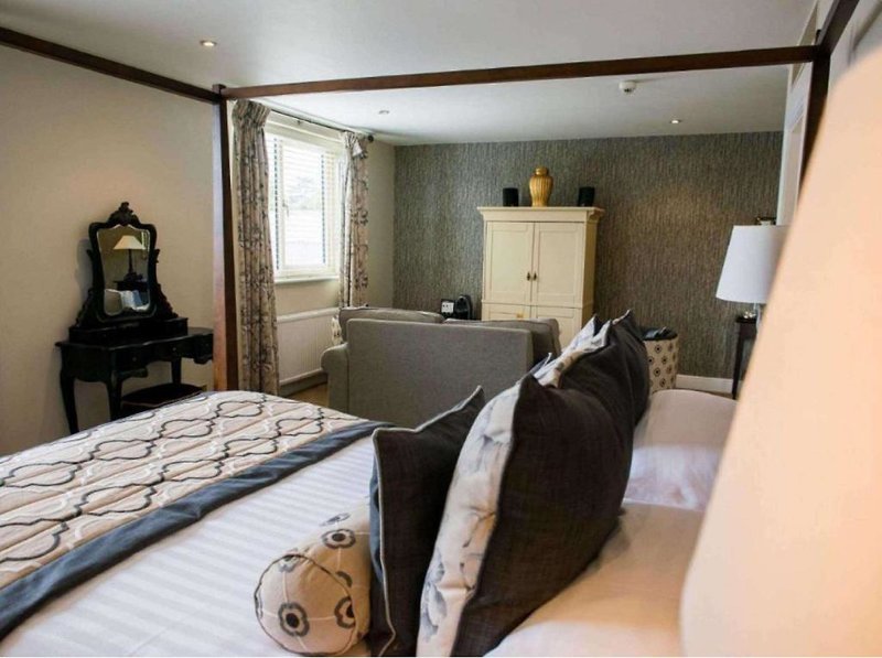 The Woughton House 4