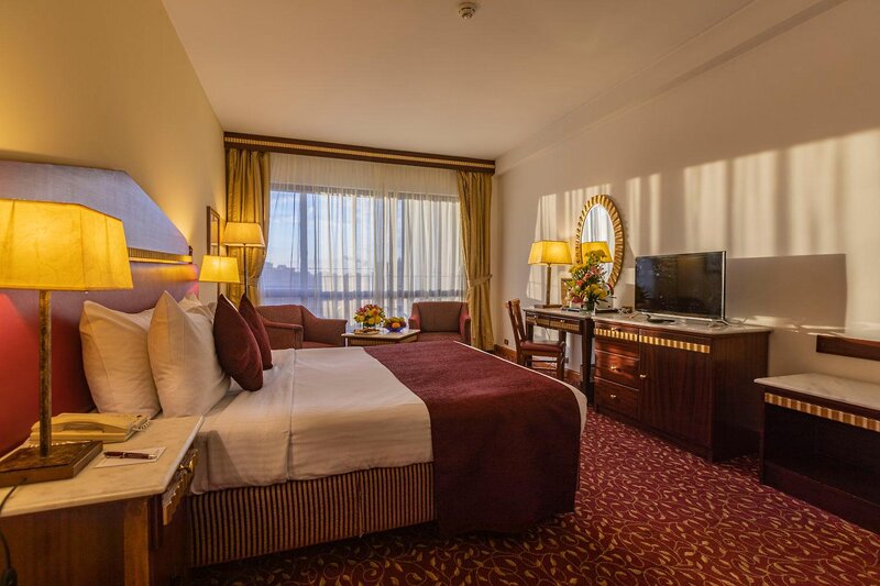 Golden Tulip Flamenco 26