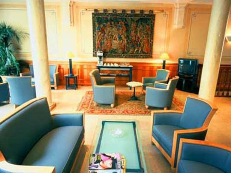 Claret 6 - Lounge / Lobby