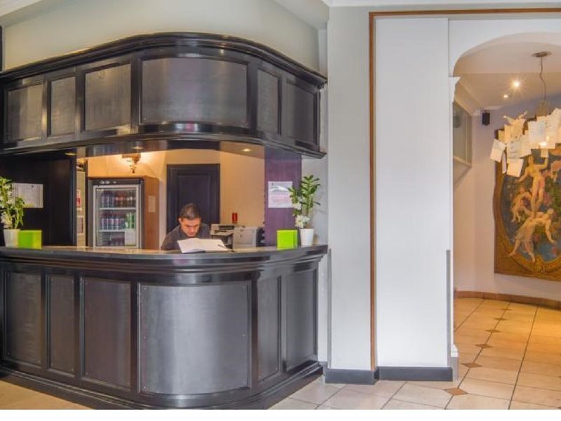 Claret 9 - Lounge / Lobby