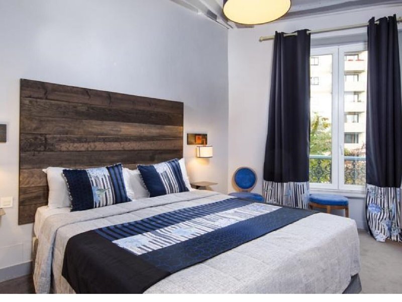 Claret 33 - Room Example