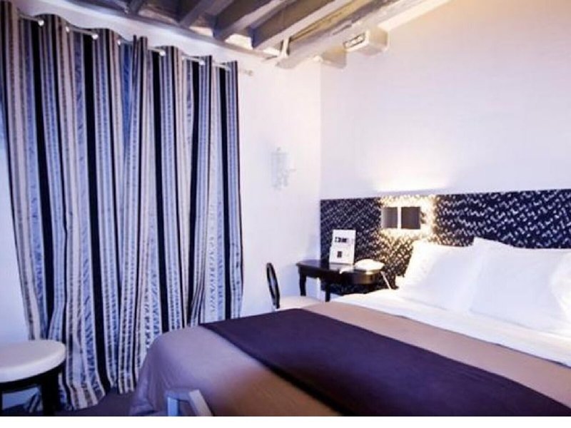 Claret 38 - Room Example