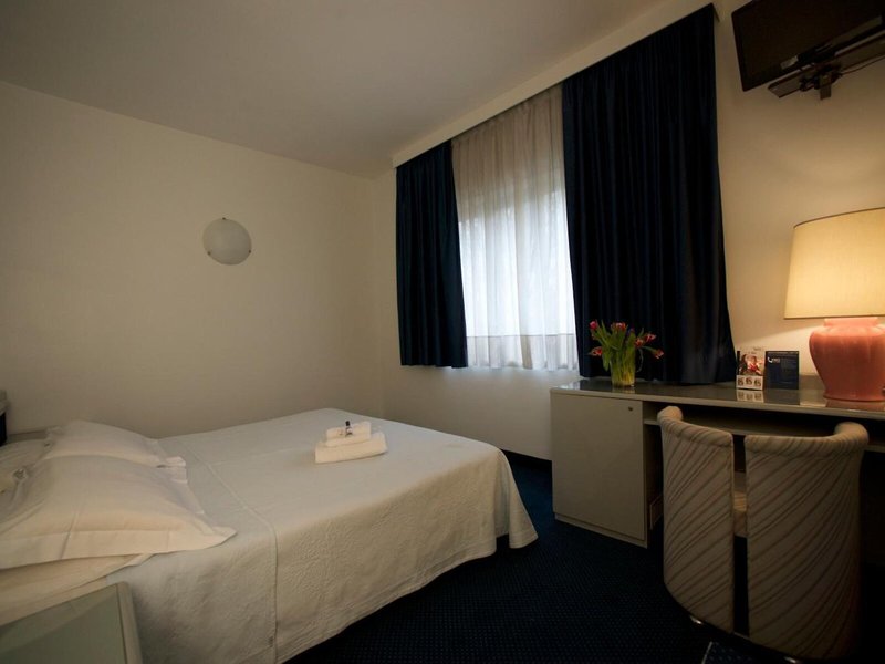 Club Hotel 13