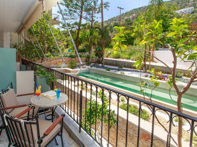 John & George 1 - Exterior