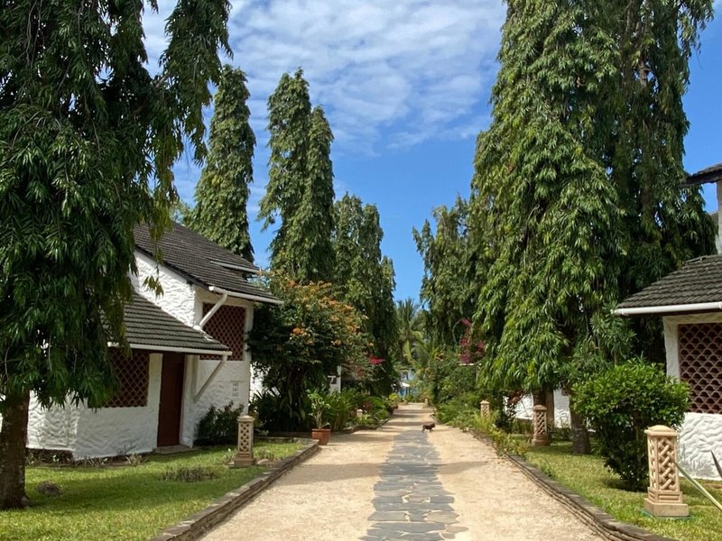 Pinewood Beach Resort & Spa 9
